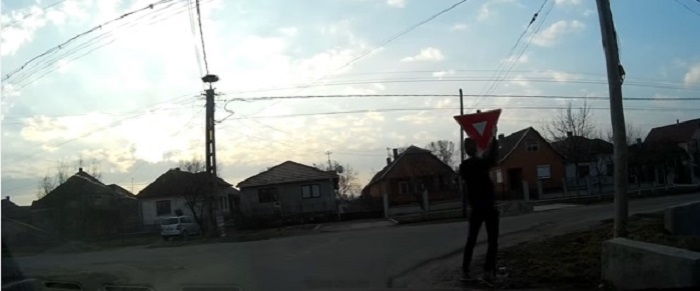 VIDEO. Ce gest! Puștanul care are grijă de siguranța șoferilor din județ