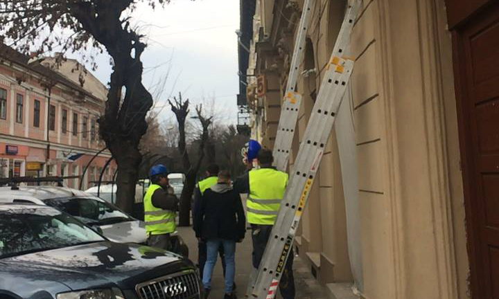 ORDIN. Primăria Satu Mare nu mai vrea niciun cablu pe stâlpi!