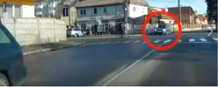 VIDEO. Biciclist, pe drum cu prioritate, la un pas să fie luat pe sus în Satu Mare