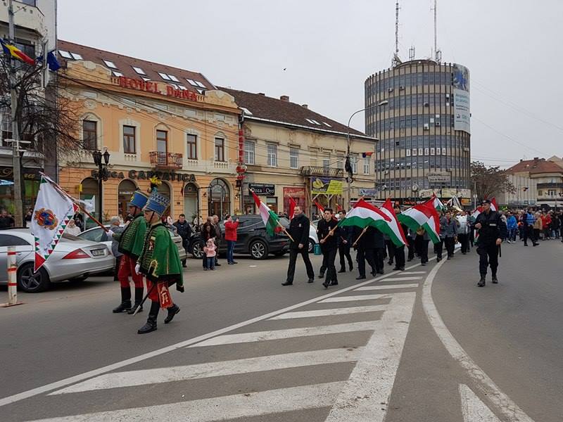 FOTO&VIDEO. Peste o mie de maghiari au ieșit în stradă de 15 martie în Satu Mare