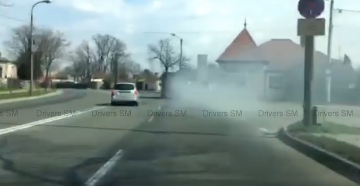 VIDEO. Cea mai poluantă mașină de pe străzile Sătmarului. Pericol public