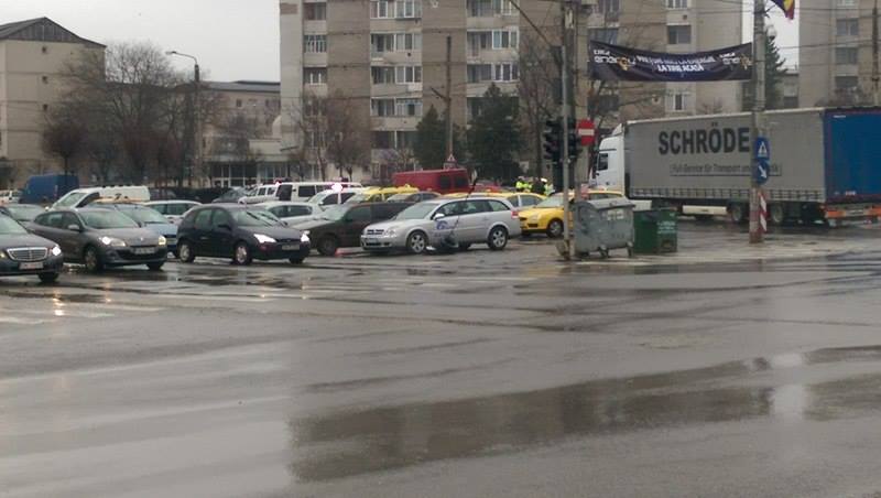 Bătaie ca-n filme, pe Podul Decebal, între doi șoferi. Pumni și dinți sparți (FOTO)