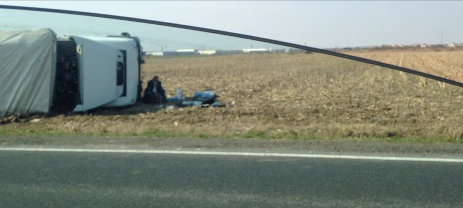 VIDEO. Un sofer turc s-a răsturnat cu TIR-ul în Satu Mare. Nimeni nu l-a ajutat