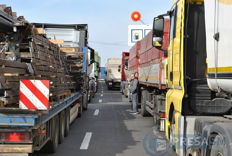 Cod roșu la vama Petea. Nervi, claxoane și ore de stat la cozi infernale