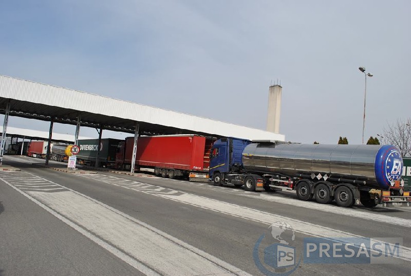 Un TIR, cu tone de deșeuri din Olanda, interzis în Vama Petea. Nu a fost lăsat să intre în România