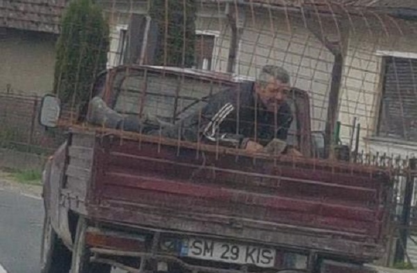 FOTO&VIDEO. Sătmarul minunilor. Bărbat transportat într-o ”cușcă”