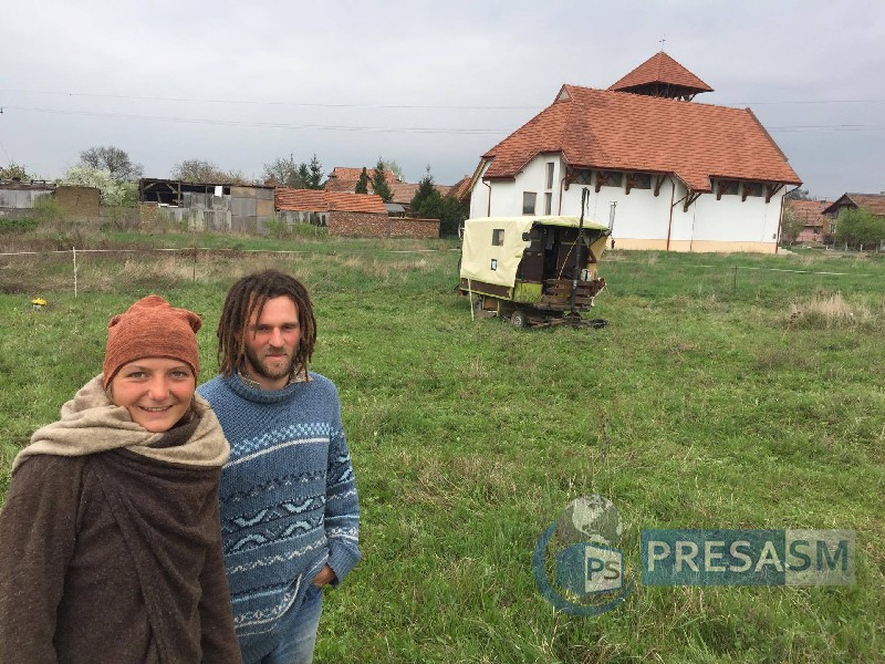 FOTO&VIDEO. Francezii care colindă Sătmarul cu căruța. Impresiile lor despre județ