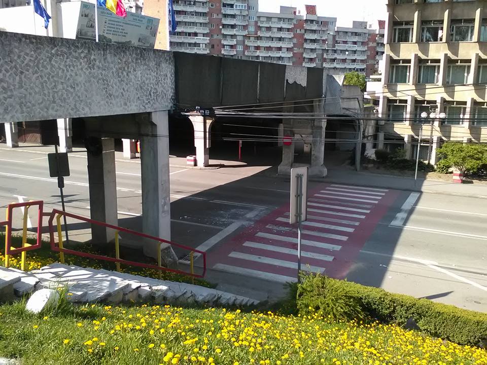 FOTO. Rămânem cu pasarelele nerabilitate în centru. Nimeni nu își asumă contractul