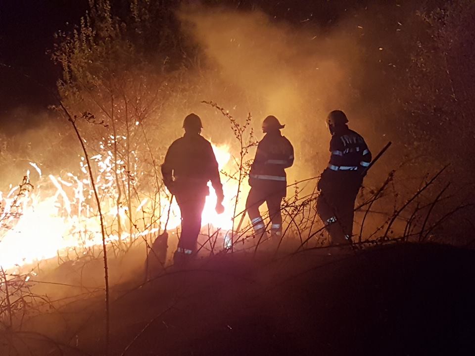 FOTO&VIDEO. Incendiu de amploare în Noaptea de Înviere în județul Satu Mare