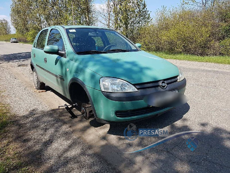 FOTOGALERIE. Gropile din drumurile din județ distrug mașinile pe bandă rulantă