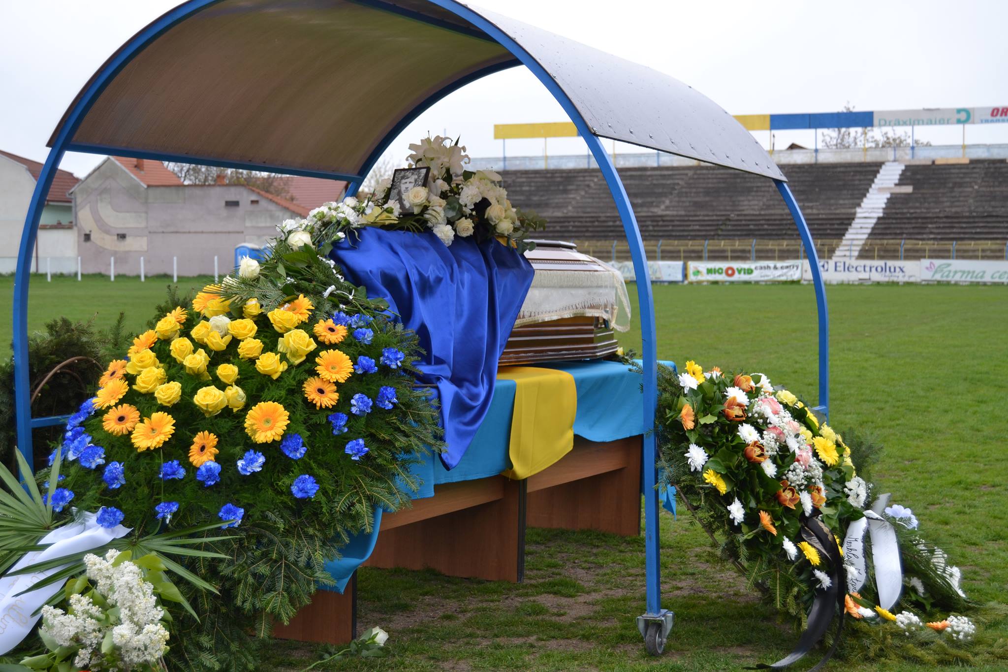 FOTOGALERIE. Fotbalul sătmărean și-a luat rămas bun de la ,,magicianul'' său. Gabi Both, pentru ultima oară pe stadionul Olimpia