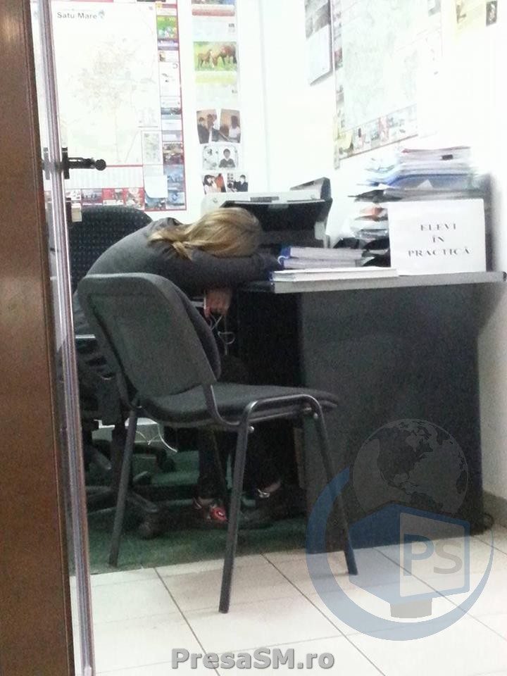 FOTO incredibil! Se doarme în birourile de la Finanțe în Satu Mare