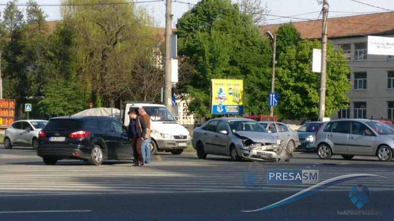 FOTO&VIDEO. Accident în centrul Sătmarului. Trafic blocat parțial, claxoane și mulți nervi