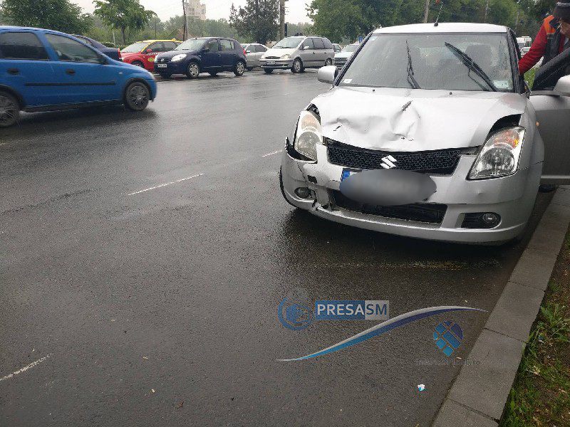 FOTOGALERIE. Accident rutier pe Drumul Careiului. O șoferiță nu a putut evita impactul
