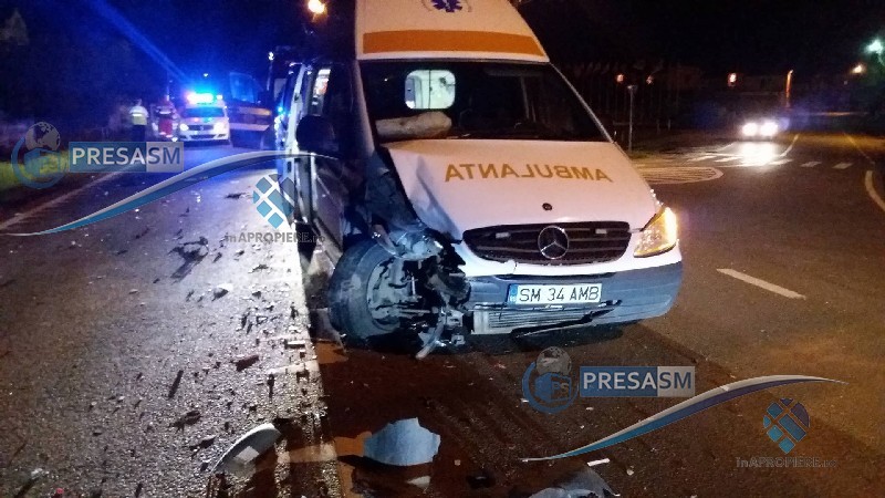 FOTOGALERIE. Ambulanță accidentată, personal medical rănit de un ”stranier” neatent