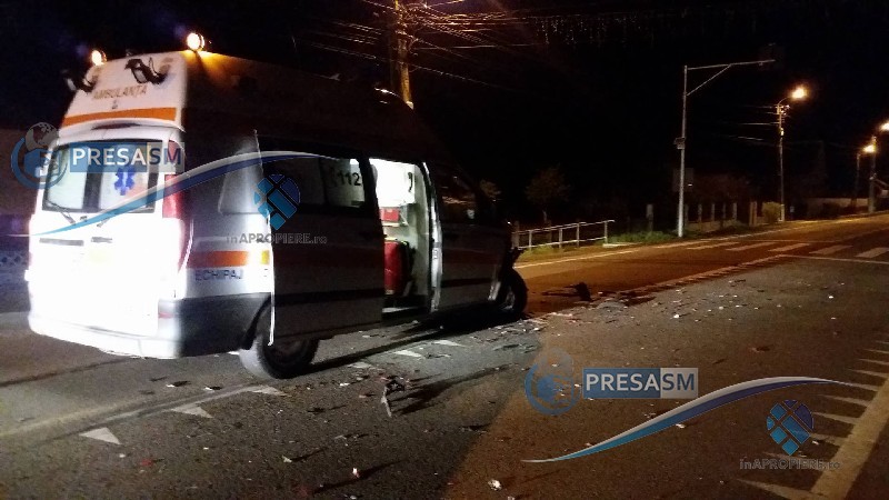 Accident mortal. O pacientă a decedat, după ce o ambulanță a intrat într-un copac
