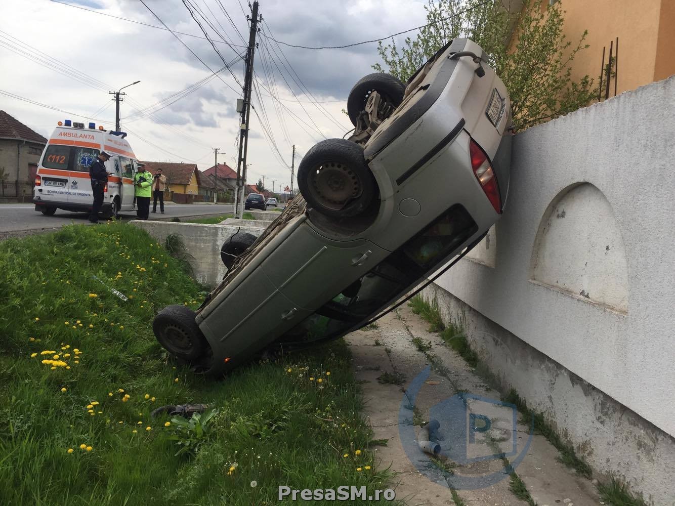 FOTOGALERIE. Accident spectaculos. Un bătrân a ”parcat” mașina pe un gard