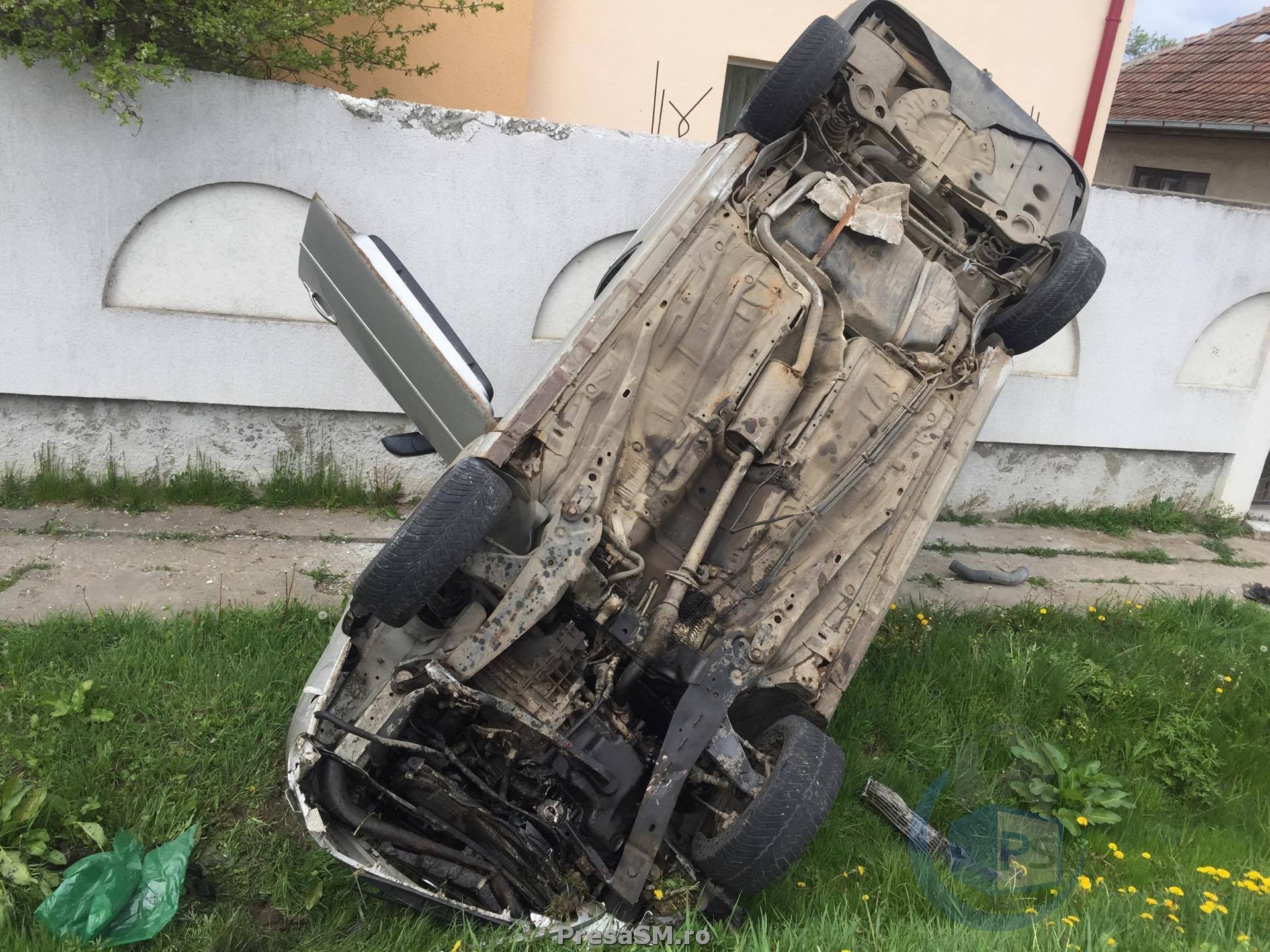 Șofer beat, s-a răsturnat cu mașina și s-a oprit în gardul unei case, din județul Satu Mare