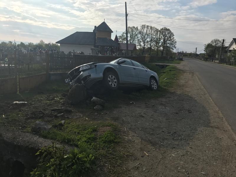 Accident în județul Satu Mare. Tânărul a intrat cu mașina într-un cap de pod. A ajuns la spital