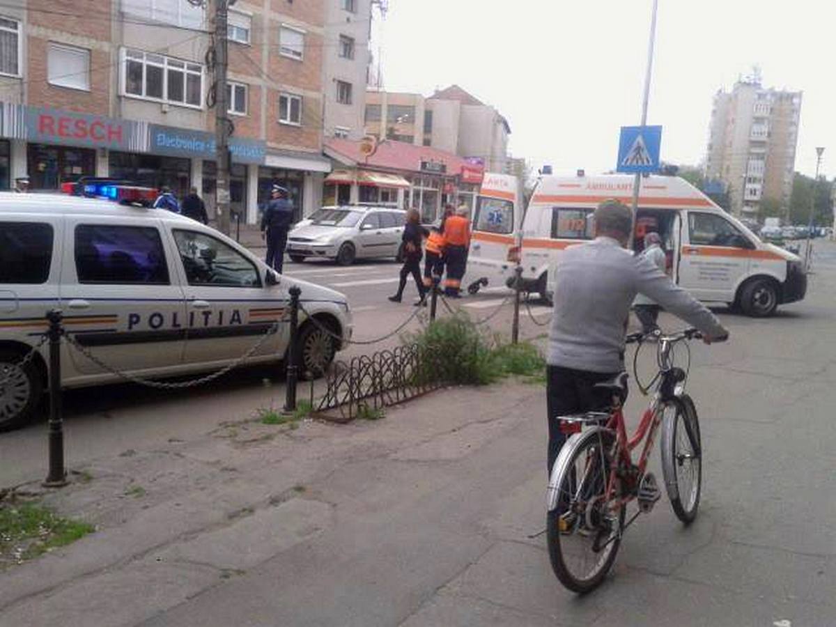 FOTOGALERIE. O șoferiță a lovit cu mașina un bărbat pe trecerea de pietoni