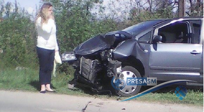 FOTOGALERIE. Impact frontal între două mașini. Avarii serioase