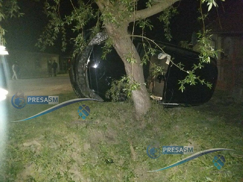 FOTO&VIDEO. Un șofer s-a răsturnat cu mașina. A fugit de la locul accidentului
