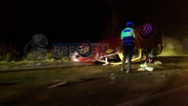 FOTOGALERIE. Un taximetrist s-a dat cu mașina peste cap în Satu Mare...și a plecat!