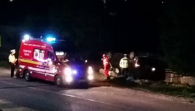 FOTO. Accident cu doi răniți. Un șofer a intrat cu mașina într-un cap de pod
