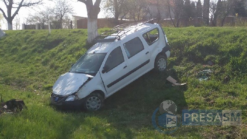 FOTO&VIDEO. Un bărbat a ajuns cu mașina în șanț, la ieșire din Satu Mare
