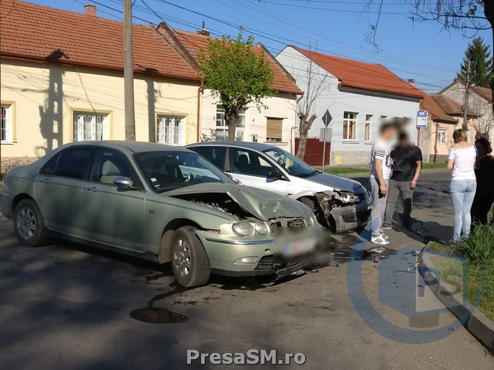 FOTOGALERIE. Accident frontal în municipiul Satu Mare. Două mașini implicate