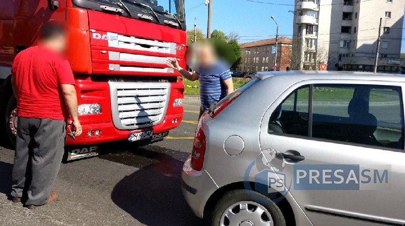FOTOGALERIE. Accident cu un TIR în centrul Sătmarului. Discuții aprinse între vinovat și păgubit