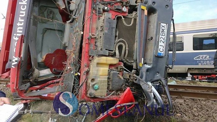 FOTOGALERIE. Clipe de groază pentru mai mulți sătmăreni. Un tren a lovit un camion