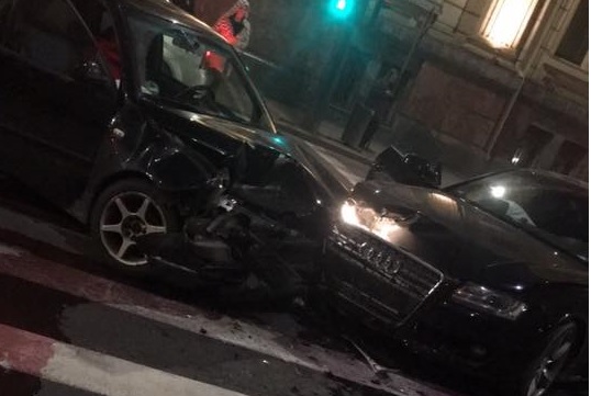 FOTO. Impact frontal între două mașini. Un sătmărean nevinovat a ajuns la Urgențe