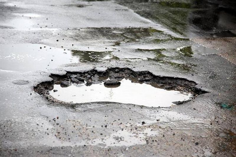 VIDEO. Asta e prea de tot! Asfaltare în baltă în municipiul Satu Mare