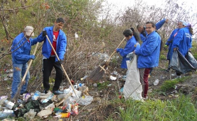 SURPRIZĂ. Asistații social, puși la treabă. Gata cu întinsul mâinii de pomană