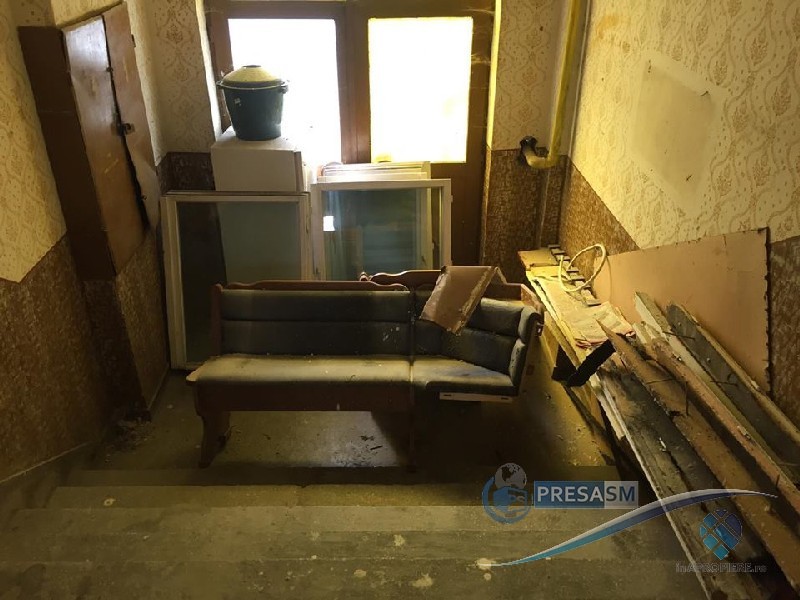 FOTO. Scandal într-un bloc din Satu Mare. Poliția, chemată să rezolve problema