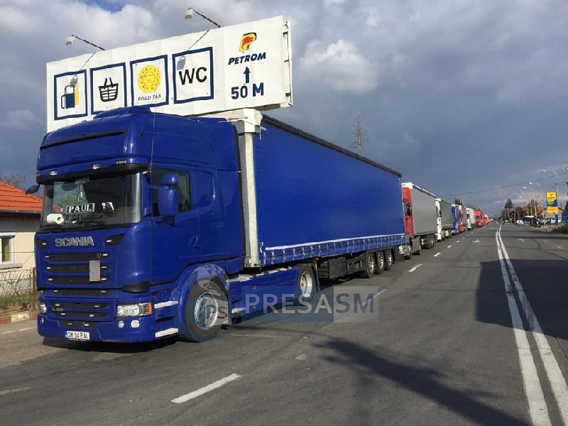 VIDEOREPORTAJ în Vama Petea. Cozi kilometrice și cod roșu: ore întregi de așteptare