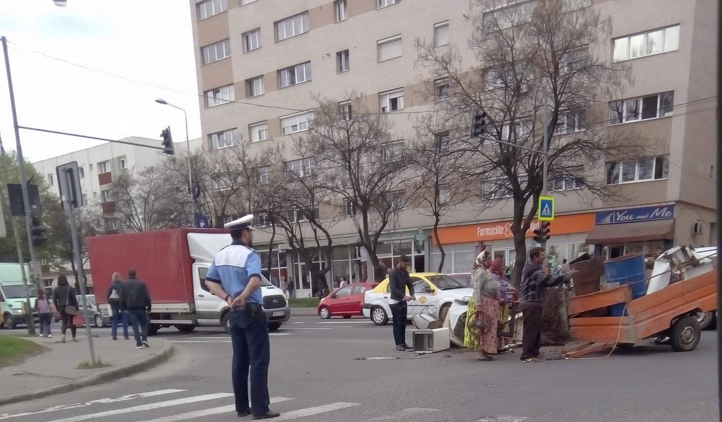 FOTO. Cascadorii râsului. Remorcă răsturnată în intersecția de la Billa