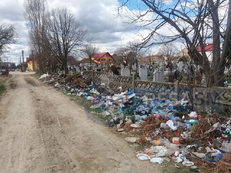 FOTOGALERIE. În municipiul Satu Mare, morții se îngroapă în gunoaie. Și peste alți morți