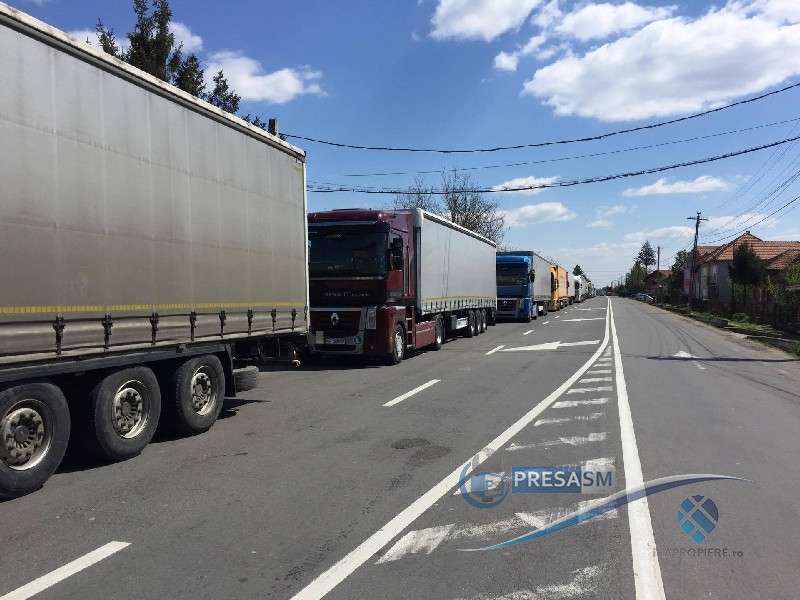 Șoferii de TIR așteaptă cu orele la Petea pentru a ieși din țară. Ungaria a ridicat restricțiile