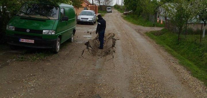 FOTOGALERIE. Un drum s-a surpat în județ. La câteva luni de la ”finalizarea” lucrării