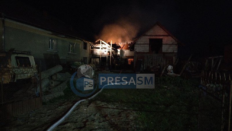 FOTO&VIDEO. Incendiu de proporții la o casă din județ