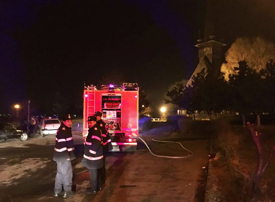 Intervenție INCREDIBILĂ a pompierilor. S-au împotmolit în drum, apoi au rămas fără apă