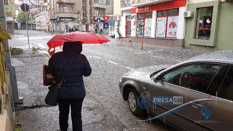 FOTO&VIDEO. Ninsoare de primăvară și vânt puternic la Satu Mare