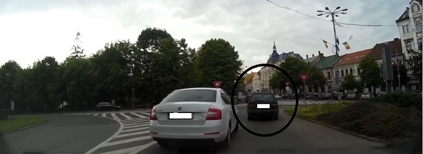 VIDEO. O tânără a rămas cu mașina defectă în centrul Sătmarului. Nu a ajutat-o nimeni zeci de minute