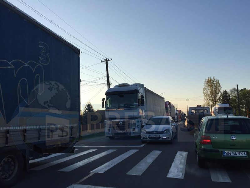 FOTO. Nervi întinși la maxim în Vama Petea! Claxoane, înjurături, poliție și ambulanță