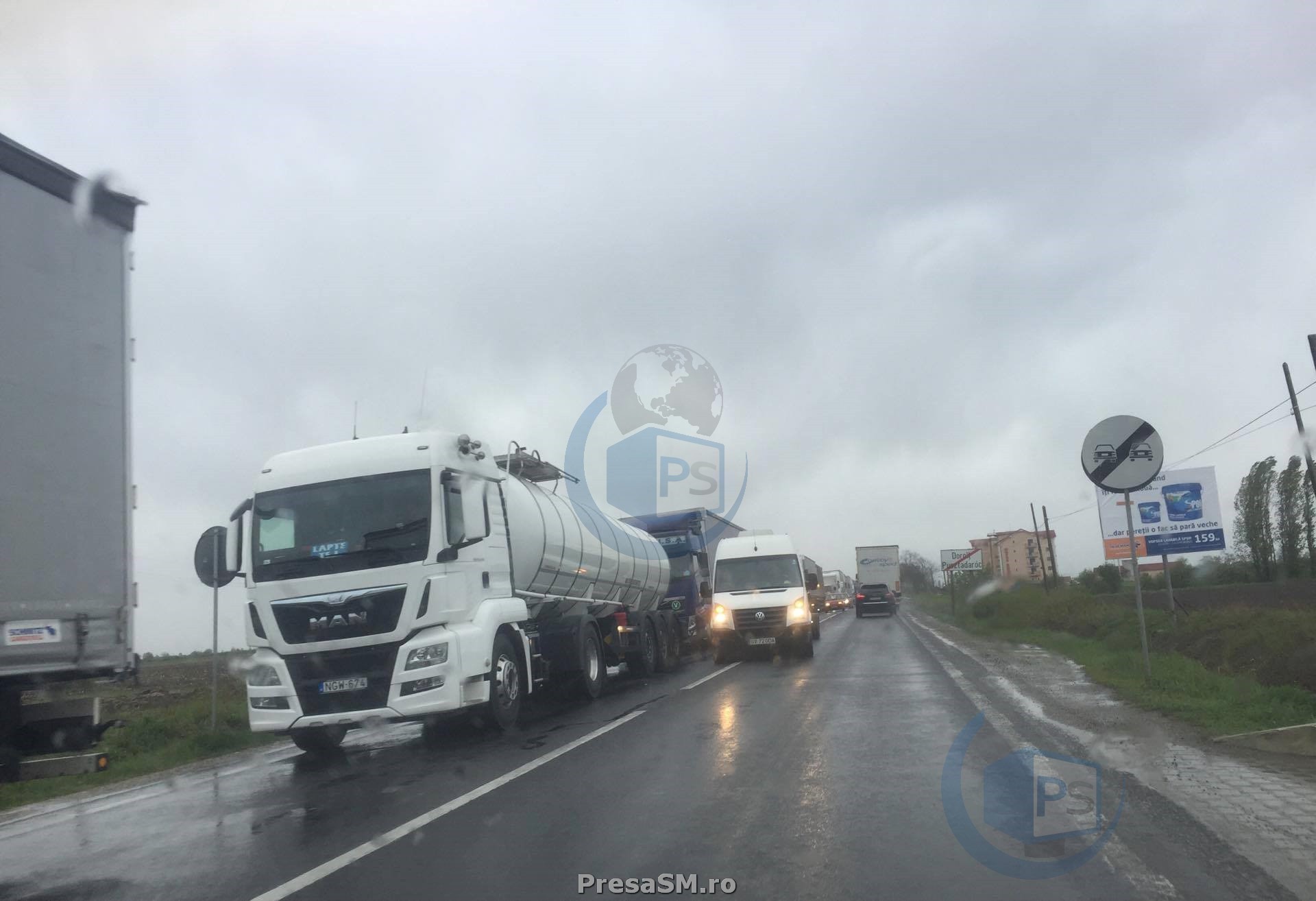 FOTOGALERIE. Cozi fără precedent în Vama Petea. Rând până în municipiul Satu Mare