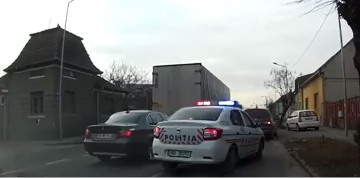 VIDEO. Calvarul polițiștilor în traficul din Satu Mare. Nici girofarul nu îi prea ajută
