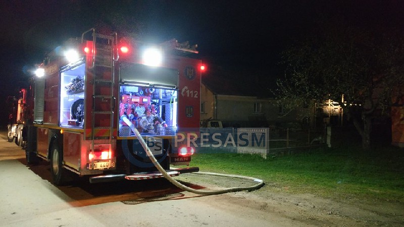 Ce nebunie! Și-au dat foc la casă după ce au încercat să scape de bradul de Crăciun