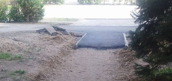 Somnul minții. Trotuare făcute pe jumătate în Satu Mare. Bloc întreg lăsat fără acces